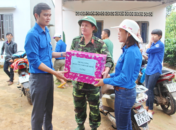 Đồng chí Bùi Quang Huy tặng quà các chiến sỹ Trung đoàn 48